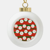 Witte Daisy Bloem rood Vrolijke Kerstvakantie Keramische Bal Ornament (Voorkant)