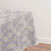 Witte daisy bloemen op een beige bruine stip tafelkleed (Voorbeeld)