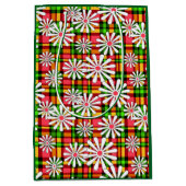 Witte daisy bloemen op een rood groene geruite rug medium cadeauzakje (Voorkant)