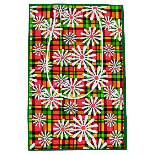 Witte daisy bloemen op een rood groene geruite rug medium cadeauzakje (Voorkant)