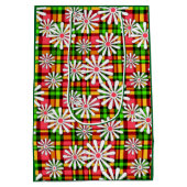 Witte daisy bloemen op een rood groene geruite rug medium cadeauzakje (Achterkant)