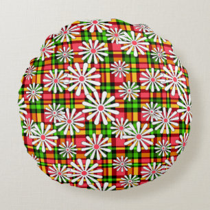 Witte daisy bloemen op een rood groene geruite rug rond kussen