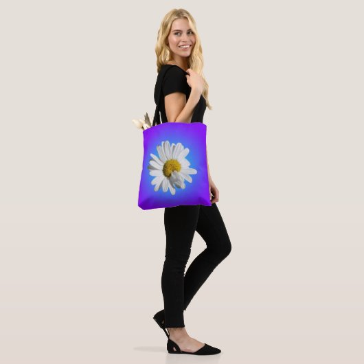 Witte Daisy Flower Floral Paarse Blauwe Gradiënt Tote Bag (Op model)