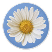 Witte Daisy Flower op blauwe achtergrond Keramische Knop (Voorkant)