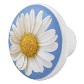 Witte Daisy Flower op blauwe achtergrond Keramische Knop (Rechts)