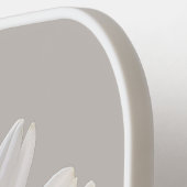 Witte Daisy met Custom Name Grey Pickleball Paddle (Links Detail)