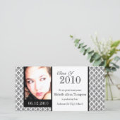 Witte Damask Afstuderen Aankondiging Fotokaarten (Staand voorkant)