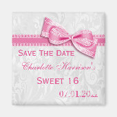 Witte Damask & Faux Bow Sweet 16 Bewaar de datum Magneet (Voorkant)