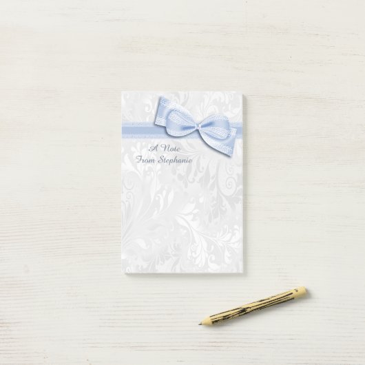 Witte Damast en Blauwe Nabootsing Boog Post-it® Notes (Op bureau)
