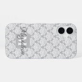 Witte Damast op grijze monogram en mooie naam iPhone 16 Hoesje (Achterkant horizontaal)