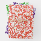 Witte  damast op sinaasappel, paarse en groene inpakpapier vel (In situ)