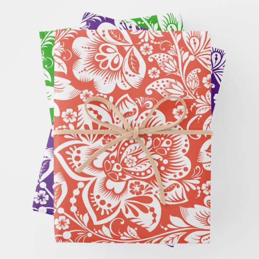 Witte  damast op sinaasappel, paarse en groene inpakpapier vel (In situ)