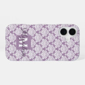 Witte Damast Stof Paarse Monogram & Naam Mooie iPhone 16 Hoesje (Achterkant horizontaal)