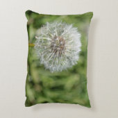 Witte dandelion bloem op groen gras accent kussen (Achterkant (Verticaal))