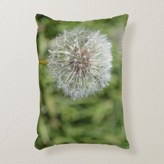 Witte dandelion bloem op groen gras accent kussen (Voorkant(Verticaal))