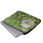 Witte dandelion bloem op groen gras laptop sleeve (Voorkant onderkant)