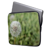 Witte dandelion bloem op groen gras laptop sleeve (Voorkant Links)