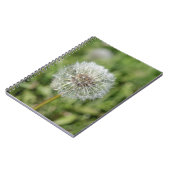 Witte dandelion bloem op groen gras notitieboek (Linkerzijde)