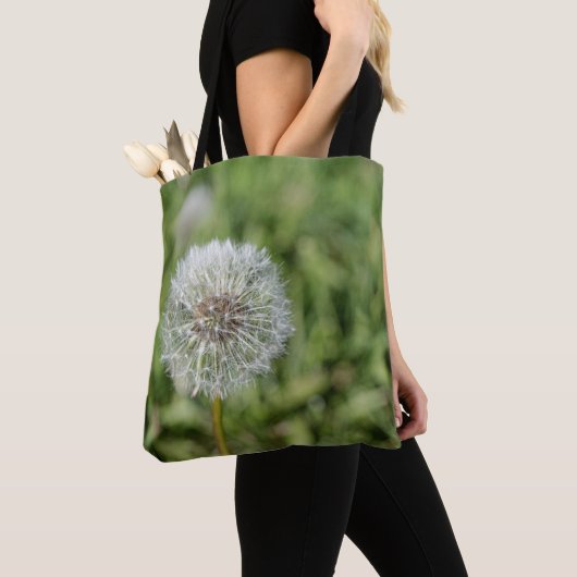 Witte dandelion bloem op groen gras tote bag (Dichtbij)