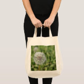 Witte dandelion bloem op groen gras tote bag (Voorkant (product))