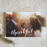 Witte Dankbare Moderne Kalligrafie Fotobruiloft Bedankkaart<br><div class="desc">Foto bedankkaart | Bedank familie en vrienden voor het deel uitmaken van uw speciale dag met deze aanpasbare bruiloft bedankkaart. Deze foto bedankkaart is voorzien van moderne kalligrafie. Personaliseer door uw gegevens toe te voegen. Deze foto bruiloft bedankkaart is beschikbaar op andere cardstock. Overeenkomende objecten zijn beschikbaar.</div>