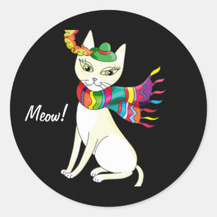 witte decoratieve kat in een pet en sjaal op zwart ronde sticker