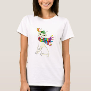 witte decoratieve kat in een pet en sjaal op zwart t-shirt