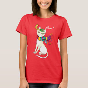 witte decoratieve kat met hoed en sjaal op zwart t-shirt