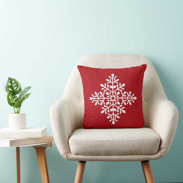 Witte decoratieve sneeuwvlok silhouet op rood kussen (Stoel)