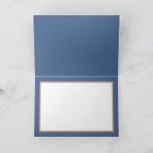 Witte deffodis tegen blauwe kleur achtergrond kaart (Binnen)