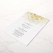 Witte Delicate gouden mandala Huwelijk Folie Uitnodiging (Gedraaid)