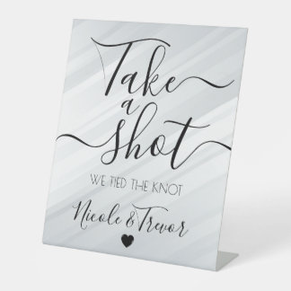 Witte diagonale lijnen Calligrafie Neem een shot Reclamebord Met Voetstuk
