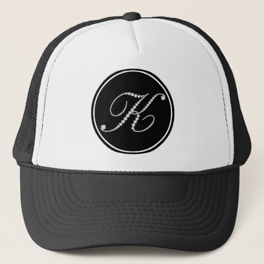 Witte Diamanten Letter K Monogram Trucker Pet (Voorkant)