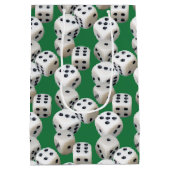 Witte dobbelstenen op groen medium cadeauzakje (Achterkant)