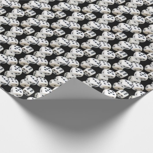 Witte dobbelstenen op zwart cadeaupapier (Hoek)