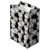 Witte dobbelstenen op zwart medium cadeauzakje (Voorkant Gekanteld)