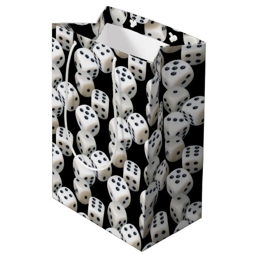 Witte dobbelstenen op zwart medium cadeauzakje (Achterkant Gekanteld)