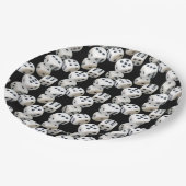 Witte dobbelstenen op zwart papieren bordje (Gekanteld)