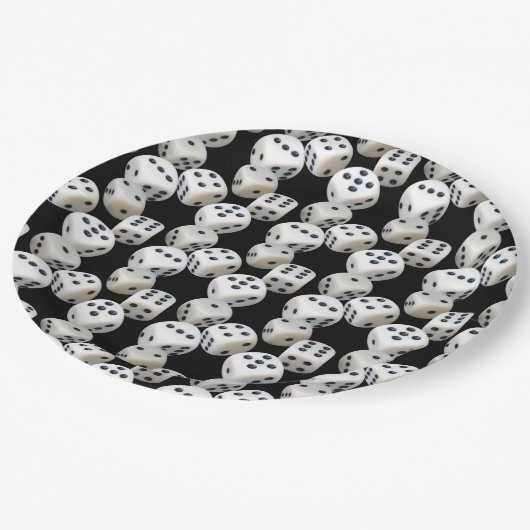 Witte dobbelstenen op zwart papieren bordje (Gekanteld)