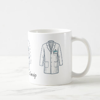 Witte doktersjas met turquoise identiteitsbadge koffiemok