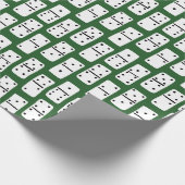 Witte Dominosen met zwarte Stippen op groen gepatt Cadeaupapier (Hoek)