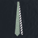 Witte Dominosen met zwarte Stippen op groen gepatt Stropdas<br><div class="desc">Eenvoudige,  met de hand getekende illustraties van kleuren in witte kleuren met zwarte bedrukking of stippen erop worden in een patroon geplaatst tegen een groene achtergrond op deze stropdas. Het is perfect voor iedereen die graag huiswerk en andere games speelt.</div>