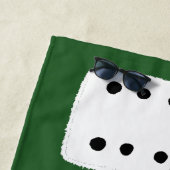 Witte Dominosen over Groen Gepersonaliseerd Strandlaken (In situ)