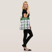 Witte Dominosen over Groen Gepersonaliseerd Tote Bag (Op model)