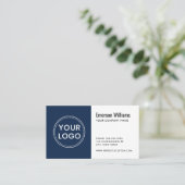 Witte donkerblauw aangepaste logo moderne minimali visitekaartje (Staand voorkant)