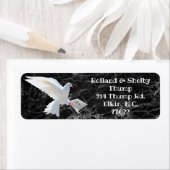 WITTE DOVE HOLDING BIBLE ETIKET (Insitu)