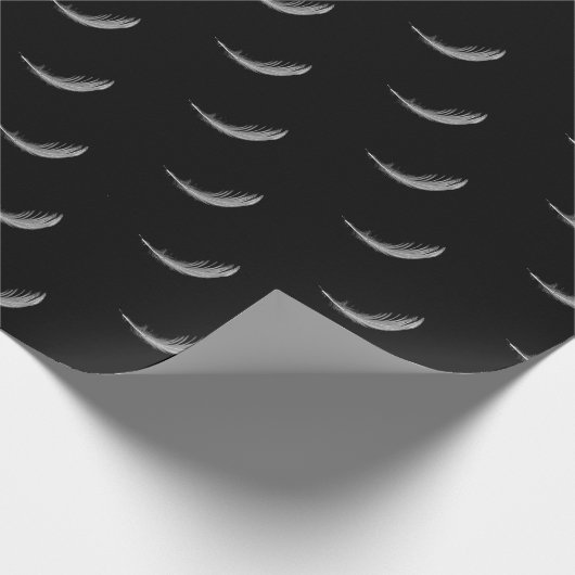 witte drijvende veer op zwart cadeaupapier (Hoek)