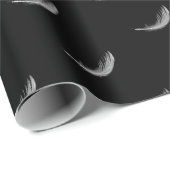 witte drijvende veer op zwart cadeaupapier (Rol Hoek)