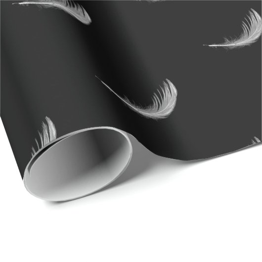 witte drijvende veer op zwart cadeaupapier (Rol Hoek)