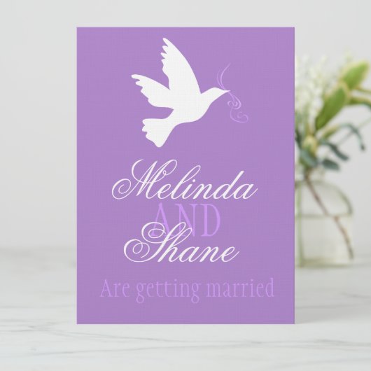 Witte duif paarse lint formele bruiloft uitnodigin kaart (Staand voorkant)